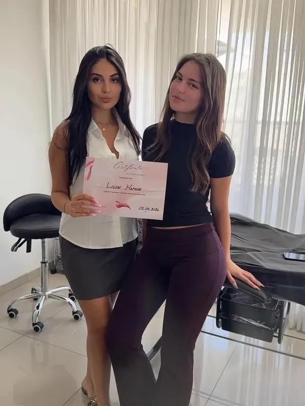ליאל עם בוגרת הקורס והתעודה שלה